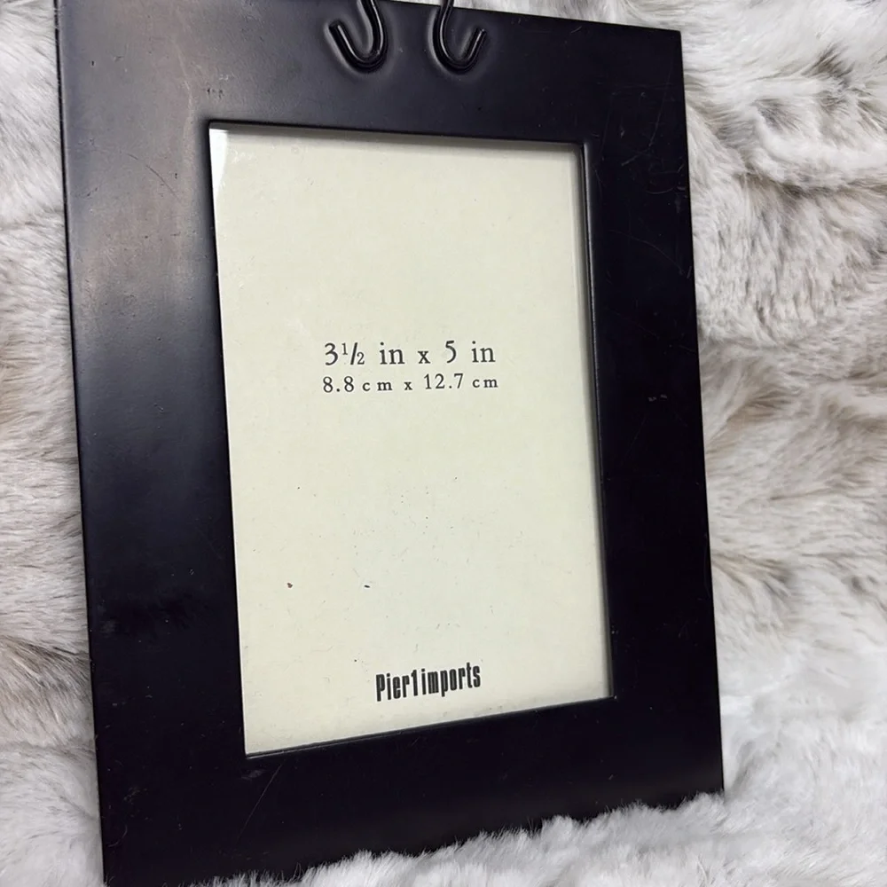 Pier 1 Black Photo Frame. 5 x 6.5. Wall Hanging. Horseshoe Hanger